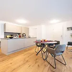 Lit Living - Luxury House - Box Spring - Parking - Exclusive Kitchen