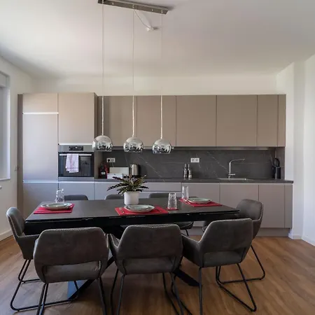 Lit Living - Luxury House - Box Spring - Parking - Exclusive Kitchen شقة